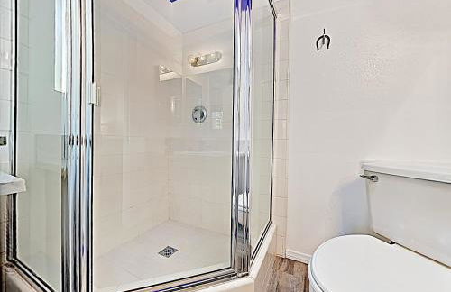 Rawhide Ranch - Walk to Pappy and Harriet's with Hot Tub! home - Foto 16