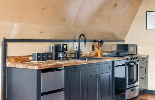 Designer A-Frame Treehouse with hot tub on river - Foto 15