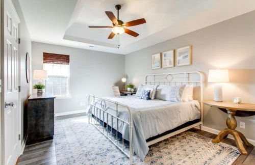 Game Room Fenced backyard Sleeps 10 Fire Pit - Photo 6