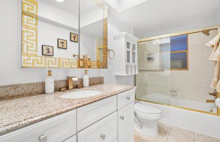 Sunny 3BR Oasis with Water View and Beach Gear Near Siesta - Foto 17