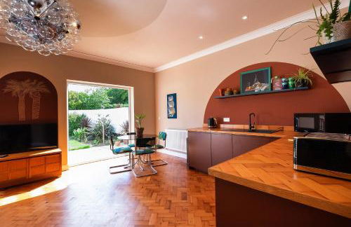 Art Deco Coastal Apartment with Private Garden - Foto 8