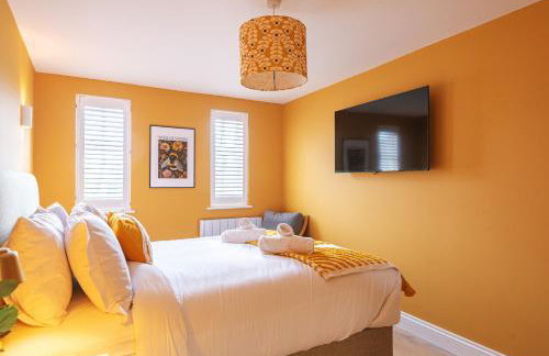 Central Whitchurch - Lowcross House Guest Bedroom 4 - Photo 2