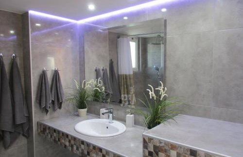 Corinthian Green Villa - Photo 29