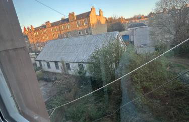 Bright bedroom with king side bed and share bathroom - Foto 9