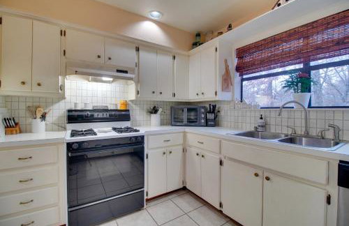 Tahlequah Duplex with Screened-in Porch and Fire Pit! - Foto 12