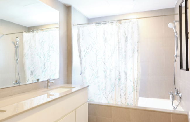 Luxury 4B and maid's with private garden - Photo 11