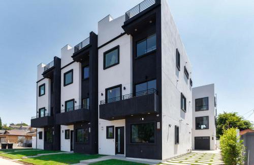 Luxury Modern 4 Bedroom 4 Bathroom Home with Rooftop Deck #4 - Foto 3