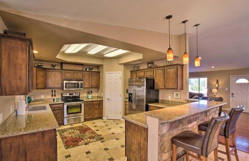 Group Getaway with Pool and Putting Green in Glendale - Foto 11