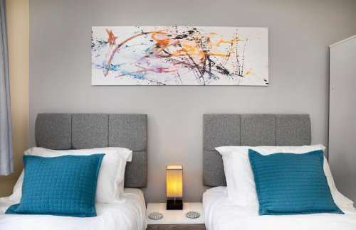 Modern and Spacious Home From Home 1 mile from M1 - with Netflix, Prime Video, PS5, free parking, superfast WiFi, BBQ - Sleeps 11 - By Brightleap Apartments - Foto 34