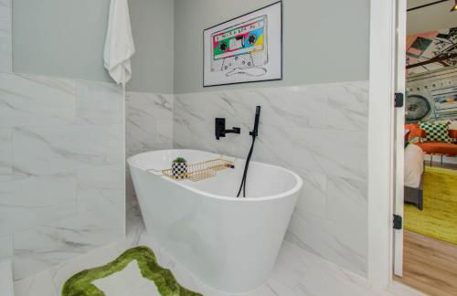 3bd-Rooftop Movie Theater-BBQ-Retro Music Theme-Downtown 8mins - Photo 34