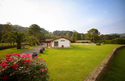 Piscina climatizada y cubierta 365 dias en Casa Rural con Encanto El Puentuco una de las casas mas valoradas de Cantabria - Foto 9