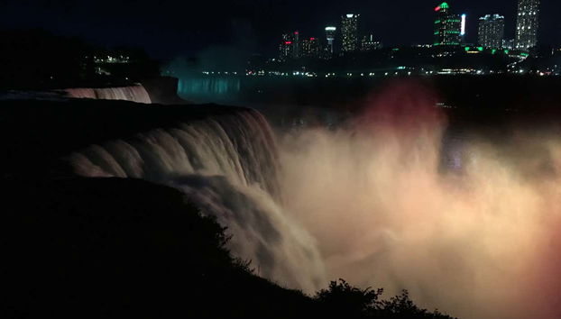 De nuit, les chutes sont encore plus spectaculaires