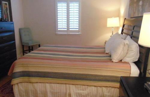W2 Ocean Walk Resort upstairs 2 bed king and two twins next to back pool - Foto 10