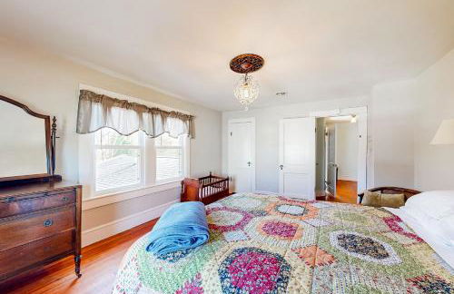 Yard, Porch and Fire Pit! Century-Old Hebron Escape - Foto 25