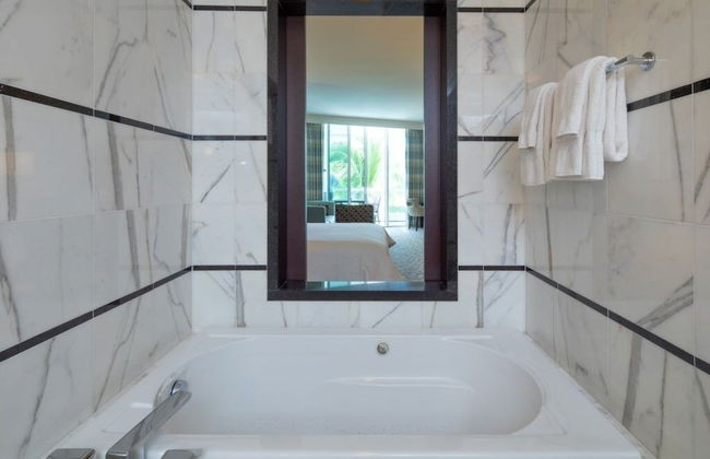 Fontainebleau Sorrento Pool View Junior Suite 1 Bedroom Hotel Room - Photo 11