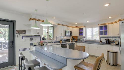 Lake Carmel Access Waterfront Home with Deck! - Foto 2