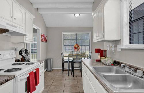 Glamorous 3BR 2BA house w/ large fenced backyard - Foto 20