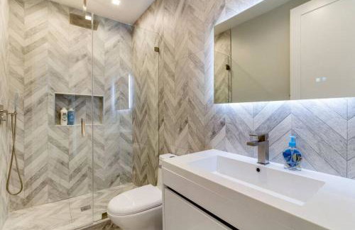 Luxury Modern 4 bedroom 3 Bath Home With Rooftop Deck #3 - Foto 34