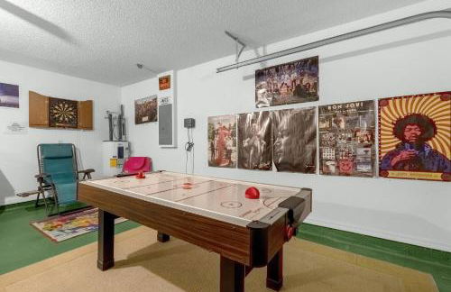 Upstay - Games & Private Pool Family Home - Photo 9