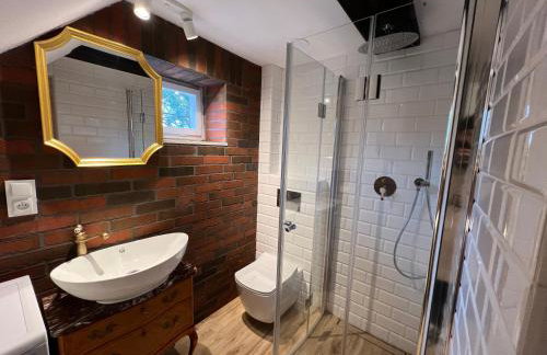 Apartament w XIX-wiecznym Spichlerzu nad Jeziorem z dostępem do parku i widokiem na Dworek Modrzewiowy z 1823 roku - Foto 24