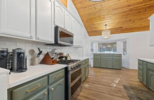 Luxury Mountain Escape Sleeps 25 - Sauna, Hot Tub, Fire Pits - 5 Star Amenities - Photo 21