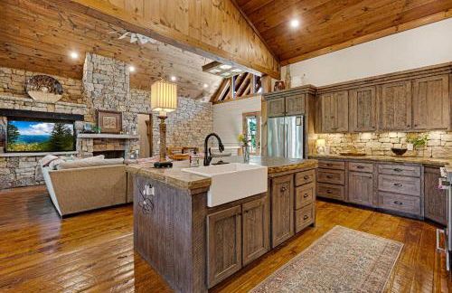 Copperline Lodge - Luxury Creekside Retreat - Creekside Views, Hot Tub, Game Room, Outdoor Fireplaces, Chef Kitchen, Fire Pit - - Foto 17