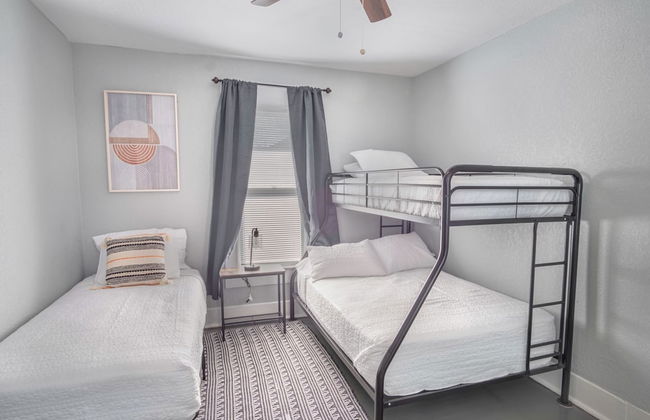 Wonderful 3 BR 2 BA Near Downtown - Photo 3