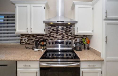 Spacious house with pool heater, hot tub, billiards - Foto 17