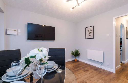 Long Stays Offers , New 2 Bed APT , Sleeps 3 , Wigan , Perfect for Relocations , Contractors , Families - Photo 5