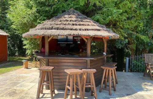 3 Bedroom Lodge Hotub pool in Horsley Surrey UK - Photo 75