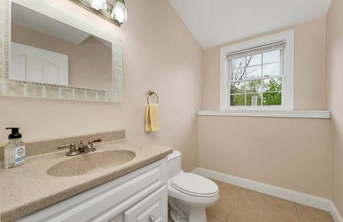 White Mountain Retreat with Theater, Fire Pit, Game Room and River Access - Foto 38