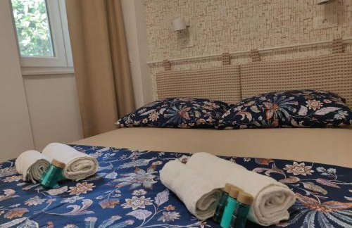 Omis apartment - near beach and town center, ground floor with small garden - Foto 8