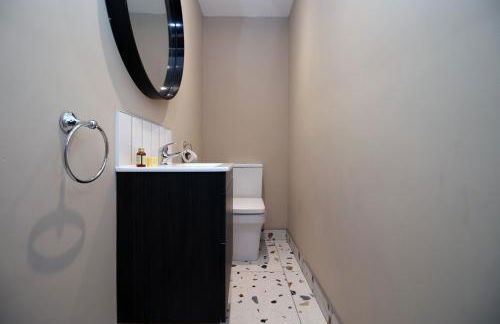 LUXURY 4 Bedroom 4 Ensuite Home in Penarth (Pool Table Games Room & BBQ Garden) with Sea Views - Photo 78