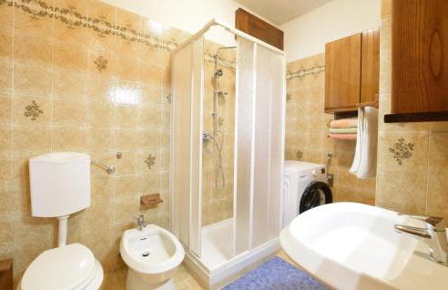 3 Bedroom Amazing Apartment In Lamon - Foto 17