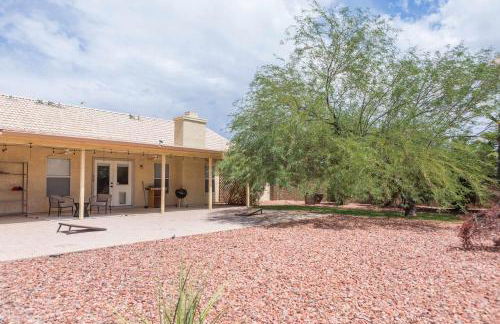 Modern House with Office Cornhole Near Freeways - Foto 27