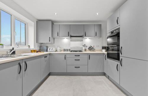 NEW! Spacious 3 BR Detached Home! Hosted by Oakstone stays! Driveway parking, Fast Wifi, A5 with great Midlands transport links - Foto 9