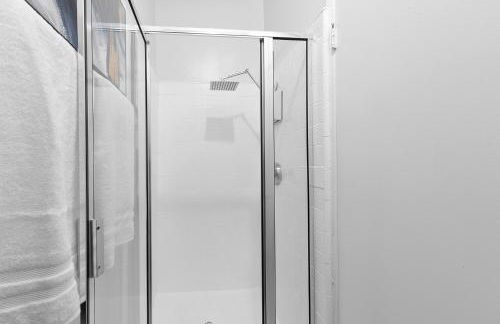 Beverly Hills Penthouse 2 BR Apt with Parking 407 - Photo 22