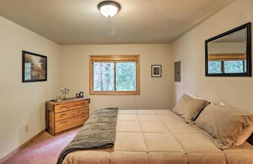 Trego Cabin with Mtn Views, Easy Access to Lake - Foto 15