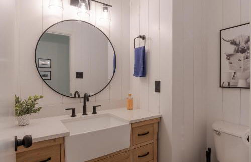 Large Luxury Home with Media Room and Game Room - 10 mins to Campus & Stadium - Foto 33