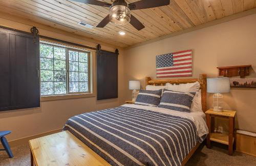 Uncle Chris Cabin by KABINO Air Conditioning Smart TVs Chefs Kitchen Spacious WiFi Grill Bills Island Reservoir Fishing - Foto 38