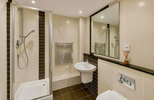 Luxury 2 Bedroom Apartment- Lake view - Free Parking - Wembley Stadium 5KM - Foto 22