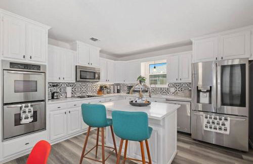 Newly remodeled 5BR 3BA w/pool 16 ppl - Photo 49