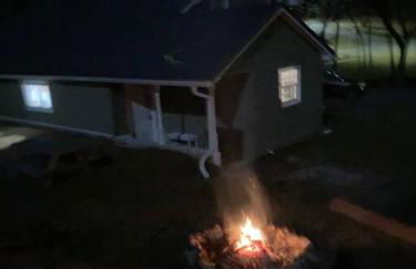 Farmhouse with game room, fire pit and creek - Foto 44