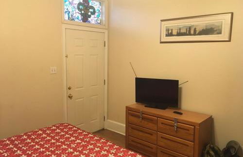 Near bustling Magazine St with bikes - Foto 13