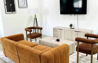 Stylish Retreat - Close to Downtown - Open Layout - Foto 9
