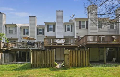 4BR Townhome, Close to Shops & Restaurants, 40 Mins to DC - Foto 33