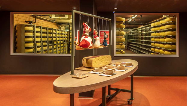 Découvrez comment le fromage Emmental est fabriqué.