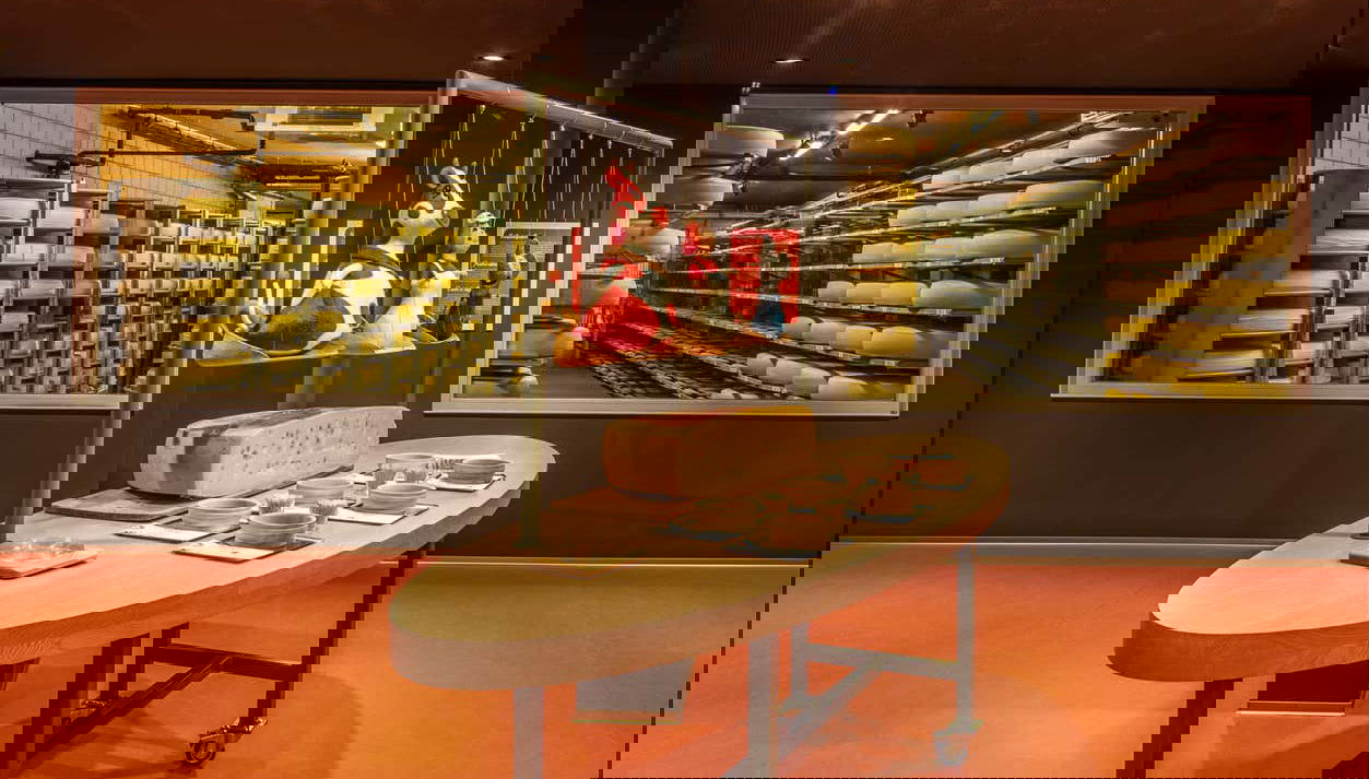 Découvrez comment le fromage Emmental est fabriqué.