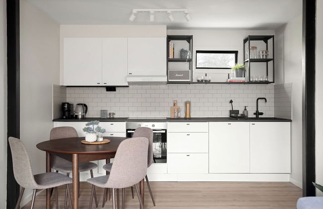 Home Away Apartments - Photo 7