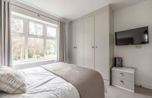 STYLISH HOME - VIRGINIA WATER LAKE & FREE PARKING - By Tempstay - Foto 16